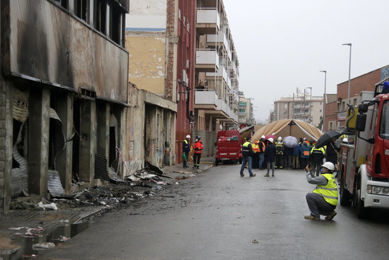 Demoltion companies assess the charred remains of the Badalona warehouse (by Jordi Pujolar)
